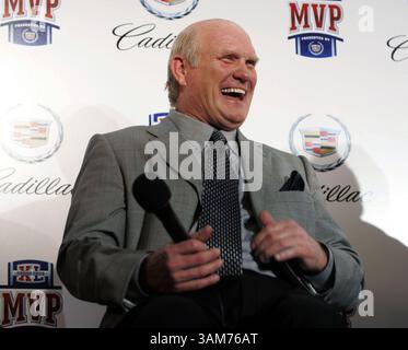 1 febbraio 2006 - Stati Uniti - l'ex quarterback MVP del Super Bowl e commentatore televisivo Terry Bradshaw ride mentre racconta una storia durante l'evento di MVP del Super Bowl XL di Cadillac a Detroit mercoledì 1 febbraio 2006. (John F. Martin/General Motors/KRT) (immagine di credito: © John F. Martin/mct/ZUMAPRESS.com) Foto Stock