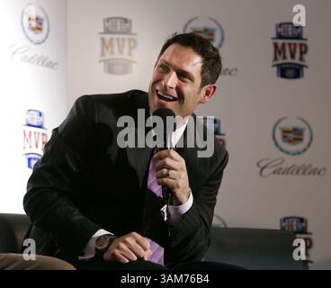 1 febbraio 2006 - Stati Uniti - l'ex quarterback MVP del Super Bowl Steve Young racconta una storia durante l'evento Cadillac Super Bowl XL MVP tenutosi a Detroit mercoledì 1 febbraio 2006. (John F. Martin/General Motors/KRT) (immagine di credito: © John F. Martin/mct/ZUMAPRESS.com) Foto Stock