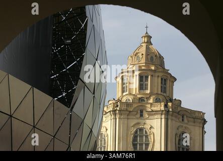 4 febbraio 2006 - Stati Uniti - l'architettura classica abbraccia un palcoscenico simile a un concerto nella piazza delle medaglie dei Giochi Olimpici invernali del 2006 celebrati nella città ospitante, Torino, Italia. (Daniel A. Anderson/Orange County Register/KRT) (immagine di credito: © Daniel A. Anderson/mct/ZUMAPRESS.com) Foto Stock