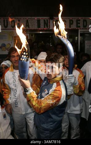 9 febbraio 2006 - Stati Uniti - la fiamma olimpica si fa strada nella città ospitante di Torino, Italia giovedì 9 febbraio 2006, che si snoda attraverso il Villaggio degli atleti Olimpici prima di terminare alla Plaza delle medaglie delle Olimpiadi invernali 2006. (Dean Rutz/Seattle Times/KRT) (immagine di credito: © Dean Rutz/mct/ZUMAPRESS.com) Foto Stock