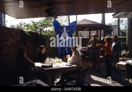 15 febbraio 2006 - Stati Uniti - Patrons al Blue Dog Cafe di Lafayette, Louisiana, pranzate accanto ad una scultura in metallo del cane resa famosa dall'artista George Rodrigue. (Robert Cross/Chicago Tribune/KRT) (immagine di credito: © Robert Cross/mct/ZUMAPRESS.com) Foto Stock