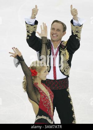 20 febbraio 2006 - Stati Uniti - i vincitori della medaglia d'oro Tatiana Navka e Roman Kostomarov della Russia celebrano la loro performance durante la gara di pattinaggio di figura Ice Dancing al Palavela durante le Olimpiadi invernali lunedì 20 febbraio 2006 a Torino, Italia. (Gary Reyes/Mercury News/KRT) (immagine di credito: © Gary Reyes/mct/ZUMAPRESS.com) Foto Stock