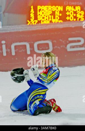 22 febbraio 2006 - Stati Uniti - la svedese Anja Paerson reagisce dopo la sua corsa d'oro nello slalom femminile ai Giochi Olimpici invernali di Torino 2006 a Sestriere Colle, Italia mercoledì 22 febbraio 2006. (Ron Jenkins./ Fort Worth Star-Telegram/ KRT) (immagine di credito: © Ron Jenkins/mct/ZUMAPRESS.com) Foto Stock