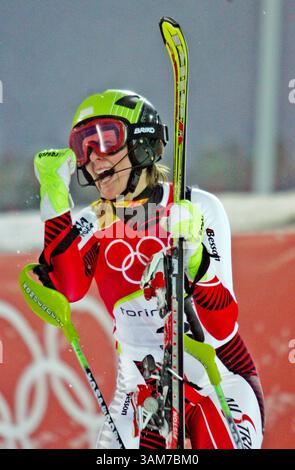 22 febbraio 2006 - Stati Uniti - Nicole Hosp austriaca reagisce dopo la sua medaglia d'argento durante lo slalom femminile ai Giochi Olimpici invernali di Torino 2006 a Sestriere Colle, Italia mercoledì 22 febbraio 2006. (Ron Jenkins./ Fort Worth Star-Telegram/ KRT) (immagine di credito: © Ron Jenkins/mct/ZUMAPRESS.com) Foto Stock