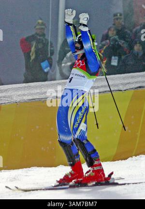 22 febbraio 2006 - Stati Uniti - la svedese Anja Paerson reagisce dopo la medaglia d'oro durante lo slalom femminile ai Giochi Olimpici invernali di Torino 2006 a Sestriere Colle, Italia mercoledì 22 febbraio 2006. (Ron Jenkins./ Fort Worth Star-Telegram/ KRT) (immagine di credito: © Ron Jenkins/mct/ZUMAPRESS.com) Foto Stock