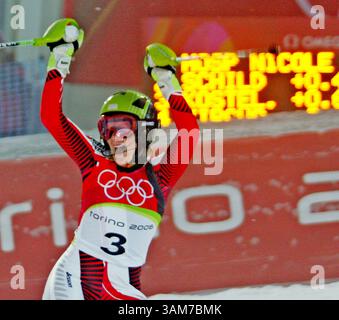 22 febbraio 2006 - Stati Uniti - Nicole Hosp austriaca reagisce dopo la sua medaglia d'argento durante lo slalom femminile ai Giochi Olimpici invernali di Torino 2006 a Sestriere Colle, Italia mercoledì 22 febbraio 2006. (Ron Jenkins./ Fort Worth Star-Telegram/ KRT) (immagine di credito: © Ron Jenkins/mct/ZUMAPRESS.com) Foto Stock