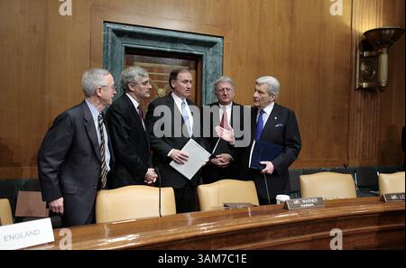 23 febbraio 2006 - Stati Uniti - da sinistra, Vice Segretario della difesa degli Stati Uniti Gordon England, Vice Segretario della sicurezza interna Michael Jackson, Vice Segretario del Tesoro Robert Kimmitt, Dipartimento della sicurezza interna SottoSegretario per il controllo delle armi e la sicurezza internazionale Robert Joseph e Presidente del Comitato dei servizi armati del Senato John Warner (R-va) parlano prima dell'inizio di un briefing informativo e sessione di domande e risposte su Captiol Hill 23 febbraio 2006 a Washington, i membri del comitato hanno invitato l'Inghilterra e altri rappresentanti del Tesoro, della sicurezza interna e del Dipartimento di Stato Foto Stock