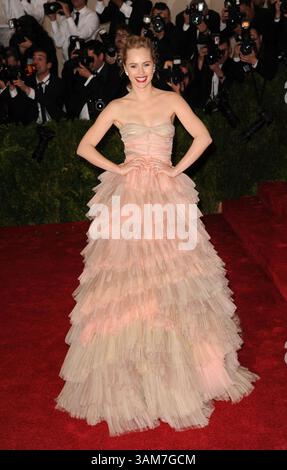 5 maggio 2014 - New York City, NY, USA - Suki Waterhouse arrivo al Galà dell'Istituto di Costume "Charles James: Beyond Fashion" al Metropolitan Museum of Art il 5 maggio 2014 a New York (immagine di credito: © Kristin Callahan/Ace Pictures/ZUMAPRESS.com) Foto Stock
