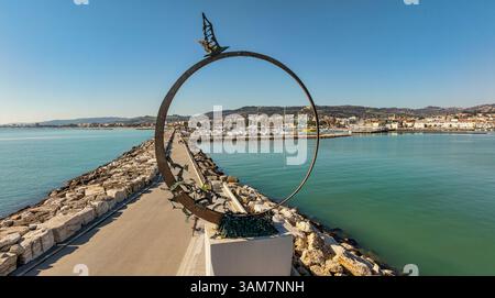 Monumento a Jonathan Seagull. Parte del MAM - Museo d'Arte sul Mare, un museo all'aperto a San Benedetto del Tronto. Ascoli Piceno, Marche, Italia. Foto Stock