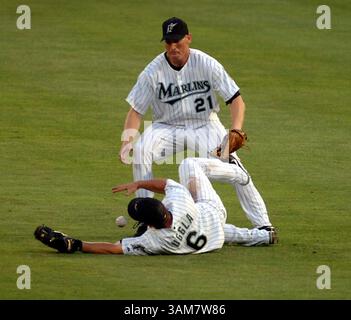 11 maggio 2006 - Stati Uniti - l'esterno destro dei Florida Marlins Joe Borchard (21) vede il secondo base Dan Uggla (6) perdere un colpo da Brian Jordan degli Atlanta Braves nel terzo inning. I Braves sconfissero i Marlins 9-1, al Dolphin Stadium di Miami, Florida, giovedì 11 maggio 2006. (Walter Michot/Miami Herald/KRT) (immagine di credito: © Walter Michot/mct/ZUMAPRESS.com) Foto Stock
