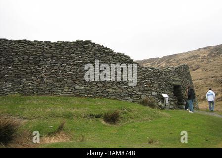 6 giugno 2006 - Stati Uniti - gli esperti dicono che Staigue Fort nella contea di Kerry ha almeno 2.000 anni. La fortezza rotonda ha un diametro di circa 90 metri e la sua stonewall ha uno spessore di 13 piedi alla base. (Ann Allen/Charlotte Observer/MCT) (immagine di credito: © Ann Allen/mct/ZUMAPRESS.com) Foto Stock