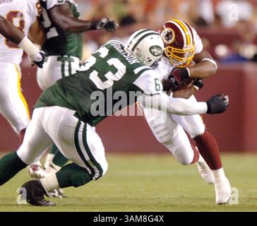 19 agosto 2006 - Stati Uniti - Ladell Betts dei Washington Redskins (46) viene placcato da Dewayne Robertson dei New York Jets (63) nel primo quarto della gara di pre-stagione sabato 19 agosto 2006 a Landover, Maryland. (George Bridges/MCT) (immagine di credito: © George Bridges/mct/ZUMAPRESS.com) Foto Stock