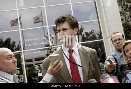 5 ottobre 2006 - Stati Uniti - il vice procuratore generale Ralph Sivilla risponde alle domande su Patricia Dunn e sul caso Hewlett Packard di fronte al tribunale della contea di Santa Clara a Santa Clara, California, giovedì 5 ottobre 2006. (Lipo Ching/San Jose Mercury News/MCT) (immagine di credito: © Lipo Ching/mct/ZUMAPRESS.com) Foto Stock