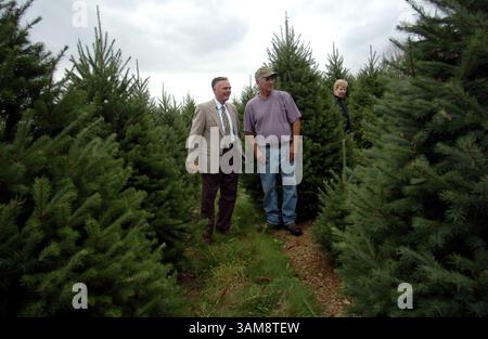 18 ottobre 2006 - Stati Uniti - Gary Walters, Chief Usher della Casa Bianca, (a sinistra) parla con il proprietario di una fattoria di alberi Francis Botek sulla scelta di un albero di Natale per la Blue Room della Casa Bianca alla Crystal Spring Tree Farm a Mahoning Township, Pennsylvania, 18 ottobre 2006. Sulla destra c'è Margaret Botek. (Patricia Hess/Allentown Morning Call/MCT) (immagine di credito: © Patricia Hess/mct/ZUMAPRESS.com) Foto Stock