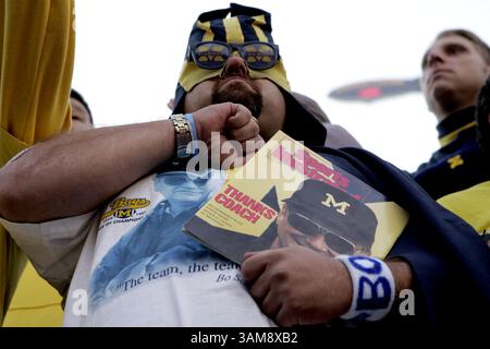 18 novembre 2006 - Stati Uniti - Jeff Holzahusen di Chelsea, Michigan, si erge in un momento di silenzio per Bo Schembechler prima dell'inizio della partita Ohio State-Michigan a Columbus, Ohio, sabato 18 novembre 2006. I Buckeyes sconfissero i Wolverines 42-39. (Scott Strazzante/Chicago Tribune/MCT) (immagine di credito: © Scott Strazzante/mct/ZUMAPRESS.com) Foto Stock
