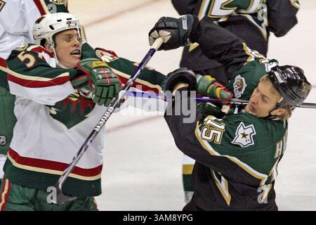 2 dicembre 2006 - Stati Uniti - l'ala sinistra di Dallas Stars Niklas Hagman (15) si schianta con il difensore dei Minnesota Wild Kim Johnsson (5) nel primo periodo all'American Airlines Center di Dallas, Texas, sabato 2 dicembre 2006. (Tom Pennington/Fort Worth Star-Telegram/MCT) (immagine di credito: © Tom Pennington/mct/ZUMAPRESS.com) Foto Stock