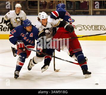 7 dicembre 2006 - Stati Uniti - Ryan Malone dei Pittsburgh Penguins è inserito su questo assegno tra Michal Rozsival dei New York Rangers e Martin Straka (a sinistra) nel terzo periodo al Madison Square Garden di New York, giovedì 7 dicembre 2006. I Rangers sconfissero i Penguins per 3-2. (Paul J. Bereswill/Newsday/MCT) (immagine di credito: © Paul J. Bereswill/mct/ZUMAPRESS.com) Foto Stock