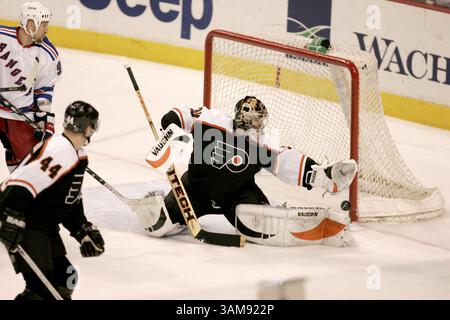 12 dicembre 2006 - Stati Uniti - il portiere dei Philadelphia Flyers Antero Nittymaki salva con Joni Pitkanen (44) e Michael Nylander dei New York Rangers al Wachovia Center di Philadelphia, Pennsylvania, martedì 12 dicembre 2006. (Ron Cortes/Philadelphia Inquirer/MCT) (immagine di credito: © Ron Cortes/mct/ZUMAPRESS.com) Foto Stock