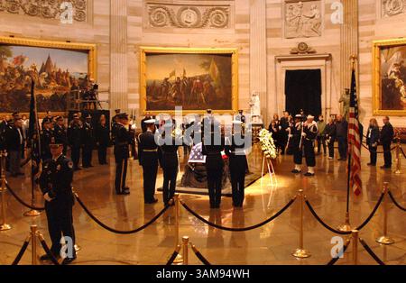 31 dicembre 2006 - Stati Uniti - il cambio della Guardia d'Onore si svolge quando lo scrigno del presidente Gerald R. Ford si trova nello stato nella Rotonda del Campidoglio degli Stati Uniti a Washington, D.C., domenica 31 dicembre 2006. (Bill Auth/MCT) (immagine di credito: © Bill Auth/mct/ZUMAPRESS.com) Foto Stock
