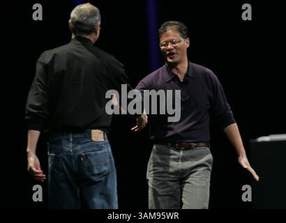 9 gennaio 2007 - Stati Uniti - Steve Jobs, CEO di Apple, Inc., a sinistra, saluta Jerry Yang, Co-fondatore di Yahoo, durante il suo discorso di apertura di Macworld, martedì 9 gennaio 2007, al Moscone Center di San Francisco. (Gary Reyes/San Jose Mercury News/MCT) (immagine di credito: © Gary Reyes/mct/ZUMAPRESS.com) Foto Stock
