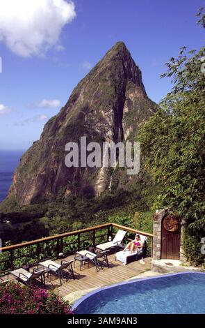 12 febbraio 2006 - Stati Uniti - il Ladera Resort è tutto tranne che il vostro tipico resort caraibico. Invece di competere per gli immobili sul lungomare, i suoi costruttori si affacciano su un'alta cresta vulcanica, a 300 metri sul livello del mare, tra i gemelli Piton di Santa Lucia, e si affacciano sulla città di Soufriere. (Michael Goulding/Orange County Register/MCT) (immagine di credito: © Michael Goulding/mct/ZUMAPRESS.com) Foto Stock