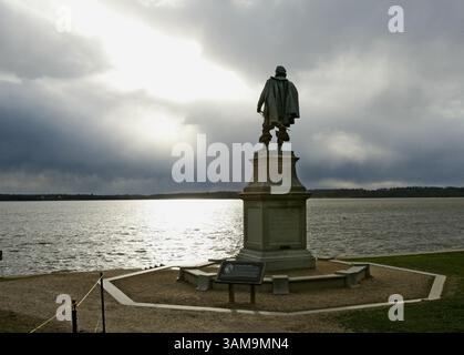 9 gennaio 2007 - Stati Uniti - Una statua di William Couper eretta nel 1909 del capitano John Smith governatore della Virginia 1608 si erge sul fiume James nella storica Jamestown, Virginia, 9 gennaio 2007. È qui, su una penisola paludosa nel fiume James della Virginia sud-orientale, che il primo insediamento inglese permanente in Nord America fu fondato 400 anni fa, il 14 maggio 1607. Smith imparò la lingua degli indiani e divenne il principale commerciante indiano della colonia. Durante l'estate del 1608 guidò una spedizione di 3.000 miglia in barca aperta per esplorare e mappare la baia di Chesapeake e la sua rive principale Foto Stock