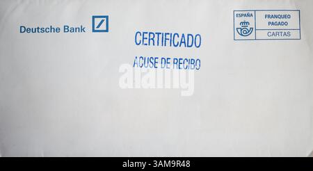 Roquetas de Mar, Almeria, Andalusia, Spagna 27 marzo 2025: Lettera ufficiale della posta spagnola Foto Stock