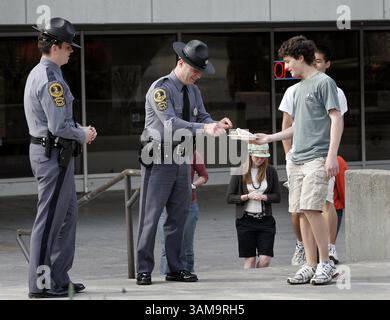 18 aprile 2007 - Stati Uniti - Kevin Sullivan, uno studente delle superiori di Blacksburg, regala biscotti di cioccolato agli agenti della polizia di stato della Virginia Russell Edwards (a destra) e Josh Bartley (a sinistra) mercoledì 18 aprile 2007. Gli agenti di polizia della Virginia costiera stavano aiutando con la sicurezza del campus a seguito di una sparatoria che ha causato 33 vittime due giorni prima. (Ted Richardson/Raleigh News & Observer/MCT) (immagine di credito: © Ted Richardson/mct/ZUMAPRESS.com) Foto Stock