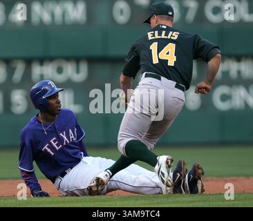 20 aprile 2007 - Stati Uniti - la seconda base degli Oakland Athletics Mark Ellis (14) ha eliminato il corridore della base dei Texas Rangers Kenny Lofton (7) in fondo al primo inning venerdì 20 aprile 2007 al Rangers Ballpark di Arlington, Texas. Gli A sconfissero i Rangers 16-4. (Tom Pennington/Fort Worth Star-Telegram/MCT) (immagine di credito: © Tom Pennington/mct/ZUMAPRESS.com) Foto Stock