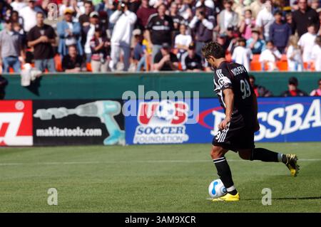 6 maggio 2007 - l'attaccante e capitano degli Stati Uniti - DC United Jaime Moreno (a sinistra) prende un colpo di rigore contro Chivas USA nel secondo tempo. Moreno ha fatto passare il pallone davanti al portiere Brad Guzan per segnare il secondo gol del DC United. DC United ha battuto in finale Chivas, 2-1, all'RFK Stadium di Washington, DC, Sunday, 6 maggio 2007. (Chuck Myers/MCT) (immagine di credito: © Chuck Myers/mct/ZUMAPRESS.com) Foto Stock