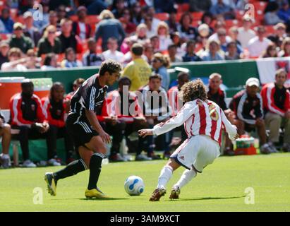 6 maggio 2007 - l'attaccante e capitano del DC United Jaime Moreno (a sinistra) tenta di far avanzare la palla contro il centrocampista del Chivas USA Francisco Mendoza durante il primo tempo. DC United ha battuto in finale Chivas, 2-1, all'RFK Stadium di Washington, DC, Sunday, 6 maggio 2007. (Chuck Myers/MCT) (immagine di credito: © Chuck Myers/mct/ZUMAPRESS.com) Foto Stock