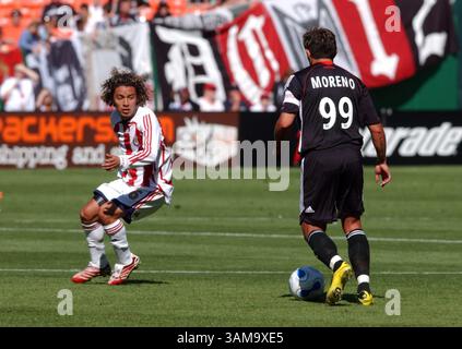 6 maggio 2007 - l'attaccante degli Stati Uniti - DC United e capitano Jaime Moreno (99) avanza il pallone contro il centrocampista del Chivas USA Francisco Mendoza (6) durante il secondo tempo. DC United ha battuto in finale Chivas, 2-1, all'RFK Stadium di Washington, DC, Sunday, 6 maggio 2007. (Chuck Myers/MCT) (immagine di credito: © Chuck Myers/mct/ZUMAPRESS.com) Foto Stock