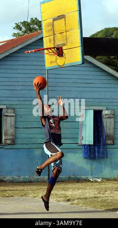 2 marzo 2007 - Stati Uniti - Un giovane gioca a basket sui campi colorati della Pearl Lagoon a Bluefields, Nicaragua, il 1° marzo 2007. (Charles Trainor/Miami Herald/MCT) (immagine di credito: © Charles Trainor Jr/mct/ZUMAPRESS.com) Foto Stock