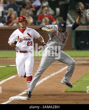 25 maggio 2007 - Stati Uniti - Anthony Reyes dei St. Louis Cardinals è fuori alla base mentre il secondo base dei Washington Nationals Felipe Lopez (a destra) salta per prendere un tiro alto dal lanciatore Micah Bowie nel quinto inning al Busch Stadium di St. Louis, Missouri, venerdì 25 maggio 2007. (Chris Lee/St Louis Post-Dispatch/MCT) (immagine di credito: © Chris Lee/mct/ZUMAPRESS.com) Foto Stock