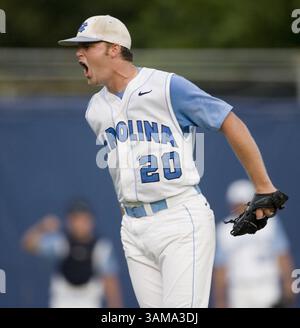 1 giugno 2007 - USA - il lanciatore della North Carolina Robert Woodard (20) reagisce dopo aver chiuso il sesto inning con uno strike out contro Jacksonville venerdì 1 giugno 2007 a Chapel Hill, Carolina del Nord. UNC ha battuto in finale Jacksonville 6-0. (Robert Willett/Raleigh News & Observer/MCT) (immagine di credito: © Robert Willett/mct/ZUMAPRESS.com) Foto Stock