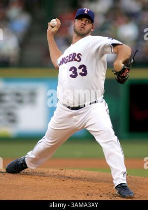 6 giugno 2007 - Stati Uniti - il lanciatore titolare dei Texas Rangers Kevin Millwood consegna un campo durante il primo inning dei Detroit Tigers e dei Texas Rangers al Rangers Ballpark di Arlington, Texas, mercoledì 6 giugno 2007. (Ron Jenkins/Fort Worth Star-Telegram/MCT) (immagine di credito: © Ron Jenkins/mct/ZUMAPRESS.com) Foto Stock