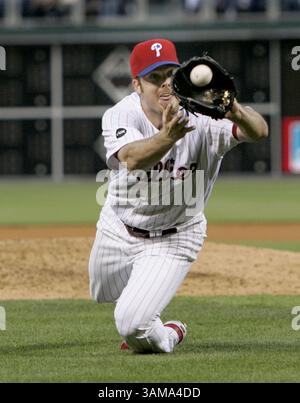 11 giugno 2007 - USA - Adam Eaton dei Philadelphia Phillies sventa un tentativo di bunt del lanciatore dei Chicago White Sox Javier Vasquez nel quinto inning al Citizens Bank Park di Philadelphia, Pennsylvania, lunedì 11 giugno 2007. (Ron Cortes/Philadelphia Inquirer/MCT) (immagine di credito: © Ron Cortes/mct/ZUMAPRESS.com) Foto Stock