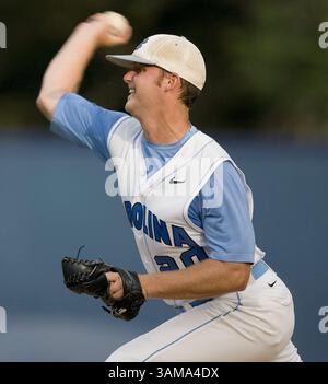 8 giugno 2007 - USA - il lanciatore della North Carolina Robert Woodard (20) spara un campo al South Carolina Travis Jones (33) durante il primo inning della partita di baseball NCAA Super Regional venerdì 8 giugno 2007 a Chapel Hill, Carolina del Nord. (Robert Willett/Raleigh News & Observer/MCT) (immagine di credito: © Robert Willett/mct/ZUMAPRESS.com) Foto Stock