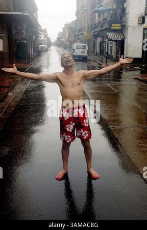 22 settembre 2005 - Stati Uniti - New Orleans, residente in Louisiana e proprietario di affari di Bourbon Street Vaughn L. Mordenti si gode una doccia pomeridiana portata dalle bande esterne dell'uragano Rita giovedì 22 settembre 2005. Mordenti, che è rimasto attraverso l'uragano Katrina, dice che ha fatto il bagno con acqua in bottiglia. (Ian McVea/Fort Worth Star-Telegram/MCT) (immagine di credito: © Ian Mcvea/mct/ZUMAPRESS.com) Foto Stock