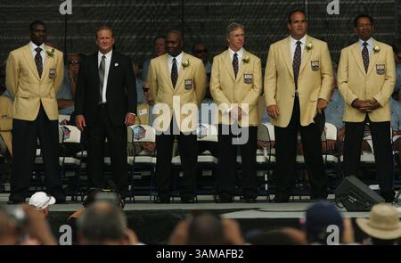 3 agosto 2008 - FRANCOBOLLO, Stati Uniti - da sinistra, Michael Irvin, dei Dallas Cowboys; Bob Hickerson, figlio dell'induttore Gene Hickerson dei Cleveland Browns; Thurman Thomas dei Buffalo Bills e Miami Dolphins; Roger Wehrli dei St. Louis Cardinals; Bruce Matthews degli Houston Oilers e Tennessee Titans; e Charlie Sanders dei Detroit Lions sono accolti sul palco come 2007 Class of Enshrinees al Fawcett Stadium, adiacente alla Pro Football Hall of Fame, sabato 4 agosto 2007, a Canton, Ohio. (Ken Love/Akron Beacon Journal/MCT) (immagine di credito: © Ken Love/mct/ZUMAPRESS.com) Foto Stock