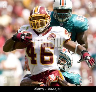 9 settembre 2007 - Stati Uniti - Ladell Betts dei Washington Redskins (46) viene placcato da Yeremiah Bell dei Miami Dolphins nel primo tempo la loro partita giocata al FedEx Field di Landover, MD, domenica 9 settembre 2007. (George Bridges/MCT) (immagine di credito: © George Bridges/mct/ZUMAPRESS.com) Foto Stock