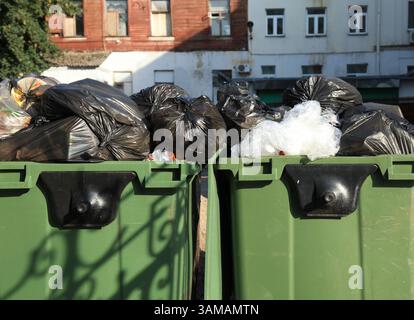 Contenitori per rifiuti in plastica. Un grosso contenitore verde per rifiuti domestici. Attrezzature per la raccolta dei rifiuti domestici. Lattine per rifiuti alimentari Foto Stock