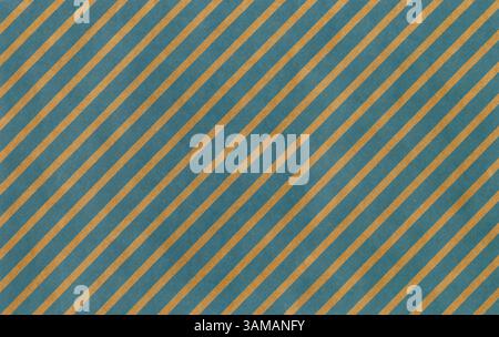 Superficie della carta o del cartone da imballaggio, sfondo, struttura. Sfondo della superficie di carta marrone scuro con strisce blu diagonalmente. Pezzo di carta marrone Foto Stock