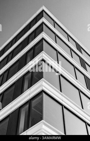 Moderno edificio per uffici minimalista in bianco e nero Foto Stock