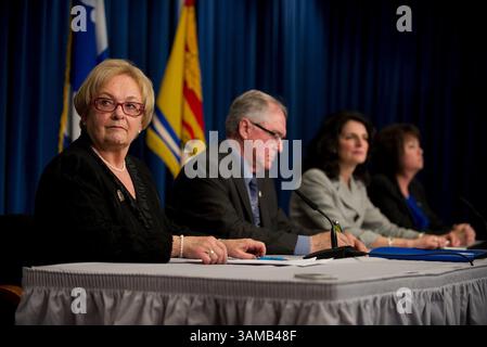 11 marzo 2014 - Washington, DC, USA - il sindaco Colette Roy-Laroche di Lac-Megantic, Canada, (da sinistra) il sindaco Roger Doiron di Richibucto (nuovo Brunswick, Canada), il sindaco Karen Darch di Barrington, il., e il sindaco Vicki May Hamm di Magog, Canada discutono della sicurezza ferroviaria durante una conferenza stampa dell'11 marzo 2014 presso l'Ambasciata del Canada a Washington, DC. (Immagine di credito: © Mary F. Calvert/ZUMAPRESS.com) Foto Stock