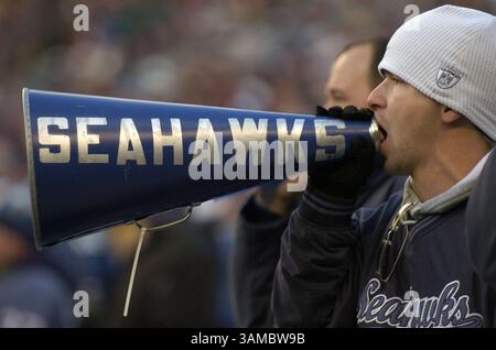 27 novembre 2005 - Seattle, WA, USA - il tifoso dei Seattle Seahawks R.J. Blaisdell di Auburn, Washington fa il tifo per i Seahawks durante la loro partita contro i New York Giants Sunday al Qwest Field di Seattle, Washington. I Seahawks batterono i Giants 24-21 ai tempi supplementari. 27 novembre 2005. ©Troy Wayrynen/Columbian

 (immagine di credito: © Troy Wayryen/ZUMAPRESS.com) Foto Stock
