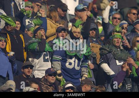 27 novembre 2005 - Seattle, WA, USA - i tifosi dei Seattle Seahawks tifo prima dell'inizio di una partita contro i New York Giants al Qwest Field di Seattle, Washington. I Seahawks sconfissero i Giants 24-21. 27 novembre 2005. ©Troy Wayrynen/Columbian

 (immagine di credito: © Troy Wayryen/ZUMAPRESS.com) Foto Stock