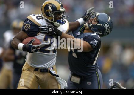 13 novembre 2005 - Seattle, WA, USA - il running back dei St. Louis Rams Marshall Faulk (28) viene placcato dal linebacker dei Seattle Seahawks Lofa Tatupu (51) durante una partita al Qwest Field di Seattle, Washington. I Seahawks batterono i Rams 31-16. 13 novembre 2005. ©Troy Wayrynen/Columbian


 (immagine di credito: © Troy Wayryen/ZUMAPRESS.com) Foto Stock