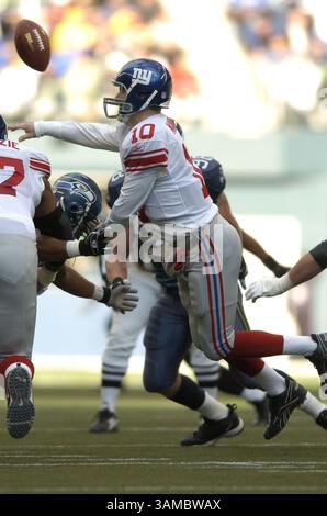 27 novembre 2005 - Seattle, WA, USA - il quarterback dei New York Giants Eli Manning (10) lancia un passaggio contro i Seattle Seahawks al Qwest Field di Seattle, Washington. I Seahawks sconfissero i Giants 24-21. 27 novembre 2005. ©Troy Wayrynen/Columbian

 (immagine di credito: © Troy Wayryen/ZUMAPRESS.com) Foto Stock