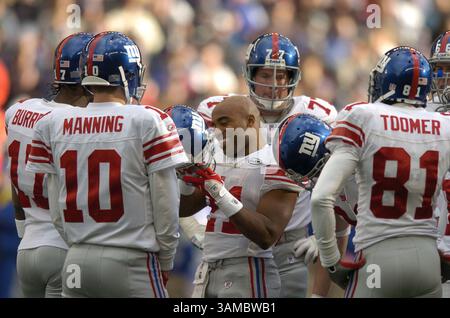 27 novembre 2005 - Seattle, WA, USA - il runningback dei New York Giants Tiki Barber (21) regola il suo casco durante un timeout contro i Seattle Seahawks al Qwest Field di Seattle, Washington. I Seahawks sconfissero i Giants 24-21. 27 novembre 2005. ©Troy Wayrynen/Columbian

 (immagine di credito: © Troy Wayryen/ZUMAPRESS.com) Foto Stock